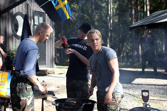Laddar batterierna med grillat
